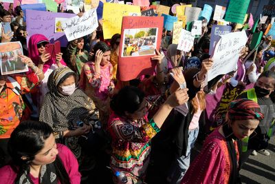 Pakistani police probe officers over women’s march violence