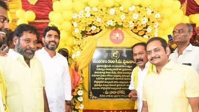 Yuvagalam padayatra: TDP gen secy Nara Lokesh promises processing unit, cold storage facilities for Madanapalle tomato farmers