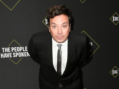 Jimmy Fallon pranks The Voice judges by auditioning for competition