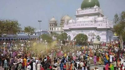 Hindus, Muslims play Holi at Sufi shrine Dewa Sharif in UP’s Barabanki