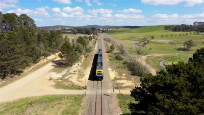 British rail expert backs push for upgrades to 'rather decayed' Canberra to Sydney train line