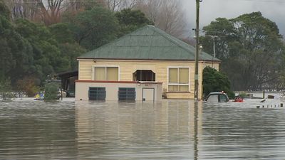 Not evacuating town where a woman died in 2016 floods was wrong call, former SES manager tells inquest