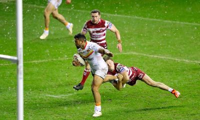 Catalans Dragons win in wintry Wigan to maintain perfect start