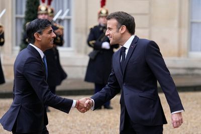 French, British leaders meet in efforts to mend relations