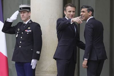 Rishi Sunak and Emmanuel Macron discuss migrant crossings in Paris meeting