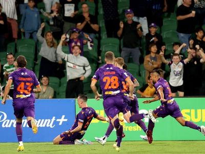 Ten-man Glory secure famous 1-0 win over Wanderers
