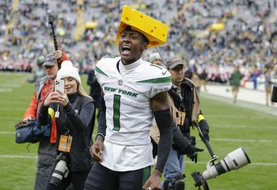 Sauce Gardner burned his cheesehead — as promised — to recruit Aaron Rodgers