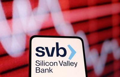 Silicon Valley Bank collapses in second-biggest US bank failure ever
