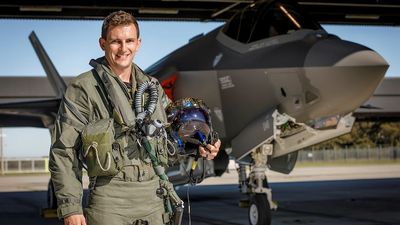 RAAF F-35 pilot says 'there's no time for fear' as he prepares for Supercars display above Newcastle