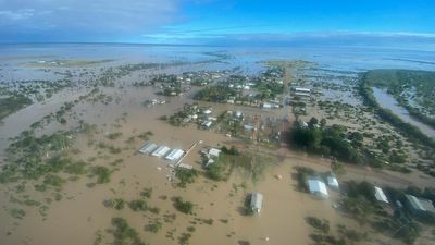 Burketown residents flown to safety amid record flooding in Gulf of Carpentaria