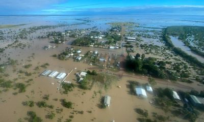 Queensland floods: Burketown residents warned of crocodile-infested waters ahead of expected peak
