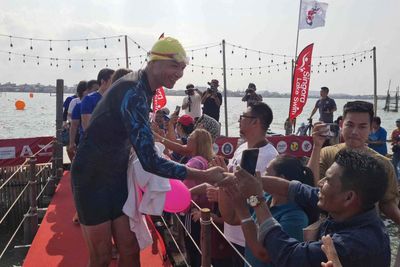 Korn swims 2km across Songkhla Lake