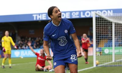 Sam Kerr’s stunner sends Chelsea above Manchester United to top the WSL