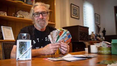 Postcards to the Front representative collects messages from Australians for Ukrainian soliders