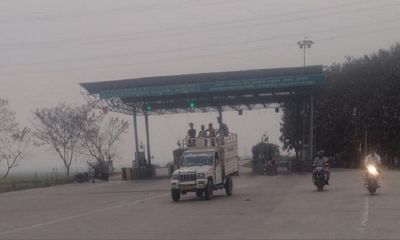 On way to Gorakhpur, fierce fight between BJP MP Jagdambika Pal's supporters and Farenda toll plaza workers