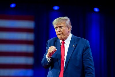 Trump news – live: Trump calls prosecutors ‘maniacs’ as he tears into Republican rival Ron DeSantis