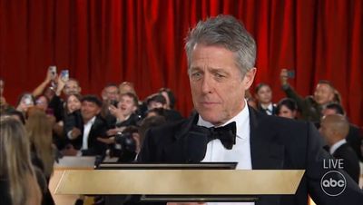 Hugh Grant delivers a masterclass in awkward at the Oscars