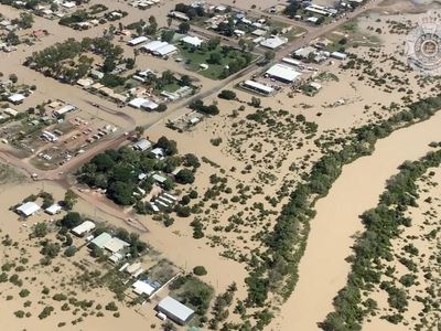 Power cut off in Qld's northwest as flood levels rise