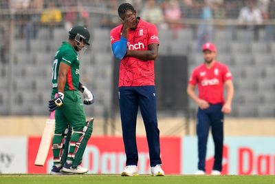 England overcome fielding woes to restrict Bangladesh