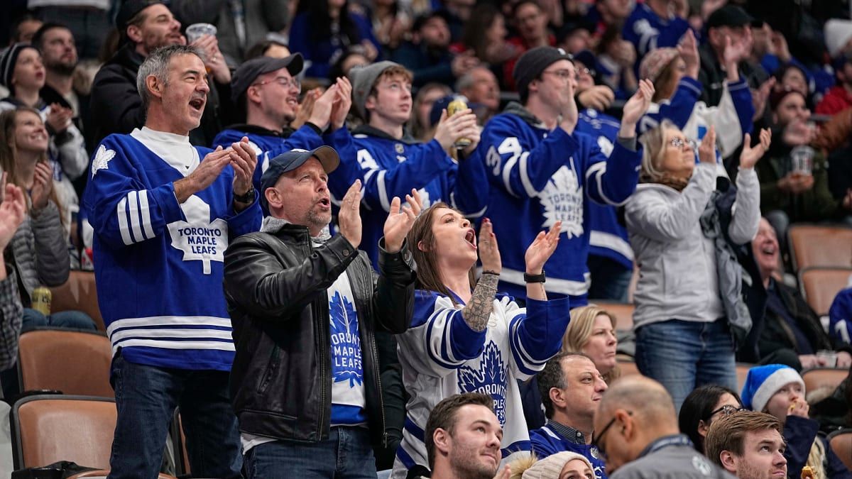 Toronto Maple Leafs Fans Finish Singing Us Anthem Toronto Fans Sing U.S. Anthem After Microphone…