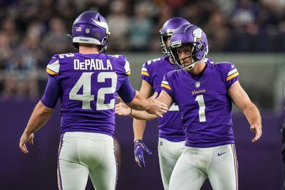 Vikings reach agreement with long snapper Andrew DePaola