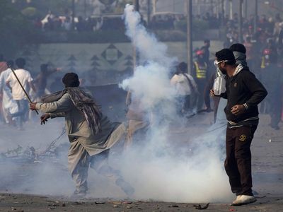 Clashes spill into 2nd day as Pakistan police seek arrest of former PM Imran Khan