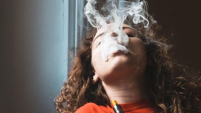 School students vaping has become statewide issue, says Queensland Teachers' Union