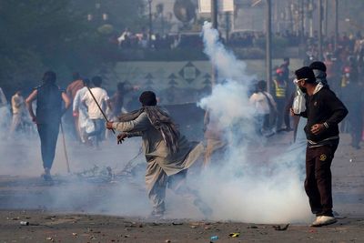 More clashes in Pakistan as police try to arrest Imran Khan