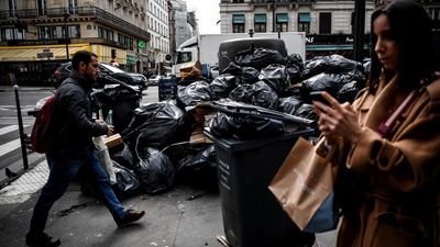 Bin collectors' strike seeks to thwart French pension reform