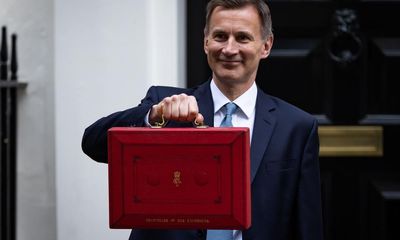 Jeremy Hunt defends pensions giveaway as Labour vows to scrap it