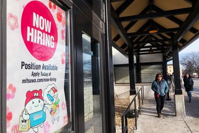 Applications for jobless aid in U.S. fall last week