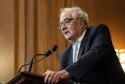 Barney Frank, Signature and crypto's role in the banking crisis