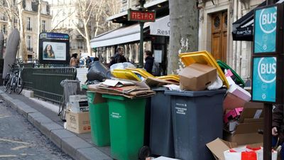 Striking Paris garbage collectors ordered to clear 7,000 tonnes of rubbish