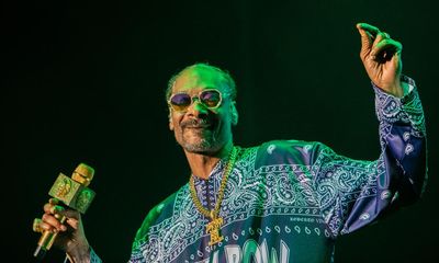 Snoop Dogg review – rap icon still dropping it like it’s hot