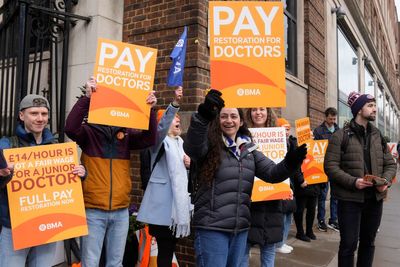 Nurses, paramedics reach pay deal to end England strikes