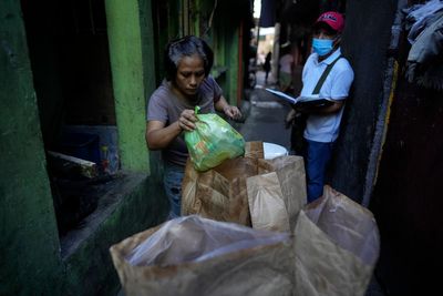 Waste pickers collect food waste, help combat climate change