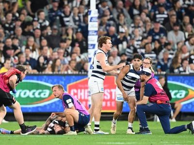 Howe stretchered off as Collingwood beat Geelong