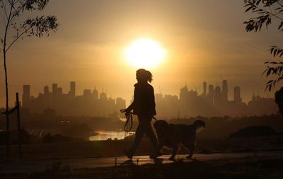 Late-season heat may hit weekend sport and break temperature records across eastern Australia