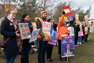 Junior doctors’ leaders to halt strikes and enter pay talks