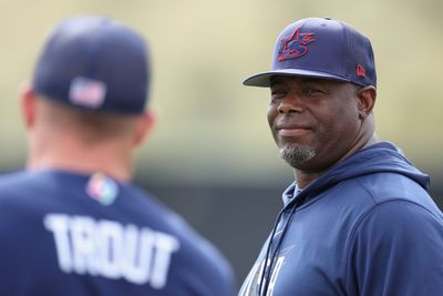 Ken Griffey Jr. took batting practice at the World Baseball Classic and every Team USA player crowded around to watch