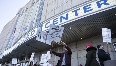 United Center concessions workers get a pension and wage hikes in new deal