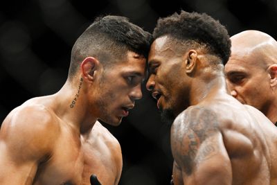 Lerone Murphy def. Gabriel Santos at UFC 286: Best photos