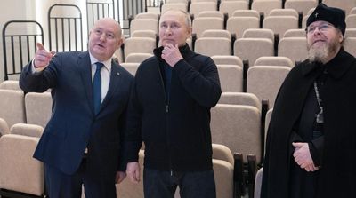Putin Makes Surprise Trip to Mariupol