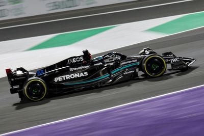 Hamilton takes 'positives' for Mercedes from Saudi Arabia