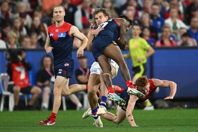 Concussion experts call for tougher AFL penalties after Kysaiah Pickett’s high bump