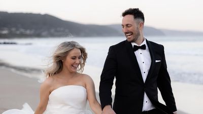 Bushfire warning forces 'emergency wedding' in southern Victoria