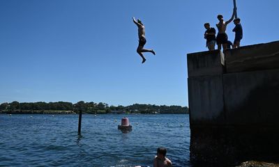 Warmer autumn than usual forecast after scorching weekend smashes Australian weather records