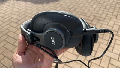 AKG K371