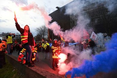 French govt faces no-confidence vote after pensions uproar