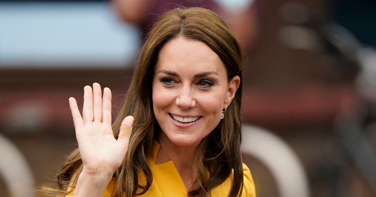 Off-duty Kate Middleton spotted partying in background…